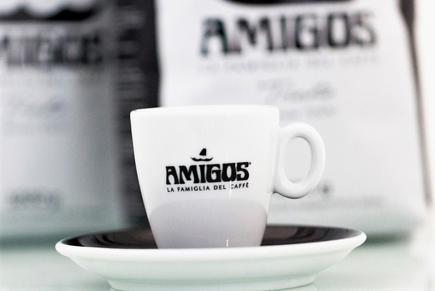 AMIGOS espresso csésze fekete logóval és fekete csészealjjal